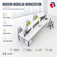 Cloison de séparation de bureau modulaire avec panneau en verre dépoli et cadre en bois pour une mise en place contemporaine de poste de travail en cubicle