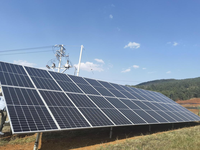 Structure de montage solaire en alliage d'aluminium léger, surface anodisée pour installation photovoltaïque en terrain ouvert, compatibilité avec panneaux flexibles