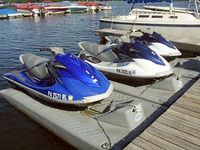 Plateforme d'amarrage modulaire flottante pour jet ski, usage privé sur lac, installation facile, adaptée aux plongeurs