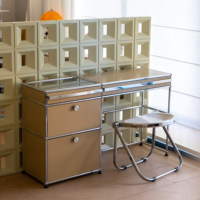 Bureau de maquillage modulaire minimaliste style H&W, taille et couleur personnalisables, structure en acier inoxydable chromé, table de maquillage, salle à manger, salon