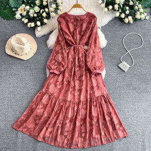 Robe d'été mi-longue vintage à col rond, coupe ajustée, taille cintrée, plissée et à volants, en jacquard floral - Product Image 6