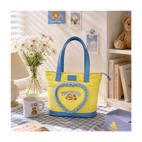 Sac fourre-tout Teddy Island sous licence jaune et bleu avec bordure en forme de cœur et broderie d'ours, sac à main léger pour le campus et les trajets quotidiens