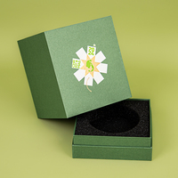 Elegante Scatola Regalo Personalizzata con Coperchio e Base in Cartone Grigio, Design Floreale, Confezione a Conchiglia Verde per Profumi e Prodotti di Bellezza