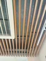 Plafond en aluminium en forme de U à effet bois pour hall d'hôtel et espaces commerciaux