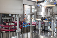 Ligne de production automatique complète de canettes en plastique à ouverture facile pour boissons, avec machine de remplissage et de sertissage à moteur à engrenages