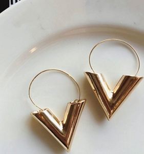 Boucles d'oreilles tendance en promotion, style simple en métal, en forme de lettre V, pour femme, idéal comme cadeau - Product Image 1