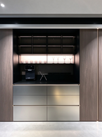Buffet intégré de luxe léger italien, finition panneau métallique brossé, étagère de présentation métallique éclairée par LED, armoire murale en verre pour rangement