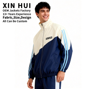 Conjunto Deportivo de Dos Piezas para Hombre XINHUI con Logotipo Personalizado, Chaqueta Cortavientos de Cuero PU y Pantalones, Estilo Casual Retro con Parches - Product Image 2