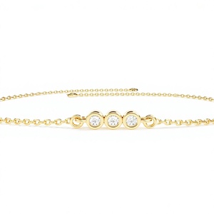 Pulsera de Lujo con Tres Diamantes Cultivados en Laboratorio, Corte Brillante Redondo, Engastados en Bisel, Oro Blanco de 14K - Product Image 1