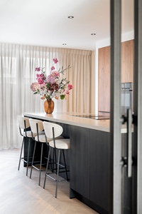 <span class=keywords><strong>Cuisine</strong></span> moderne, finitions en bois naturel, quincaillerie noire mate, étagères ouvertes, bois clair, îlot en béton - Product Image 4