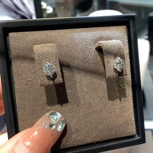 Boucles d'oreilles fines en argent pur S925, luxe léger, haut de gamme, diamant unique, design de diamant à haute teneur en carbone - Product Image 4