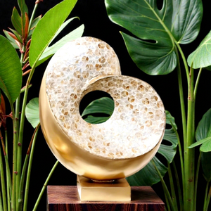 Elegante Escultura de Nácar Hecha a Mano, Pieza de Arte en Concha, Diseño Art Deco, Origen Vietnam, para Regalo de Inauguración de Casa y Decoración de Interiores - Product Image 1