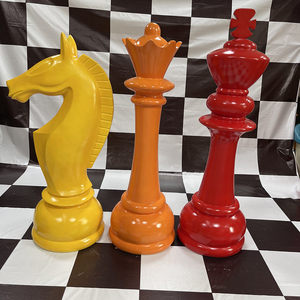 Grande sculpture d'échecs sur pied en plastique renforcé de fibre de verre, faite à la main, style nature morte, pour hôtel - Product Image 3