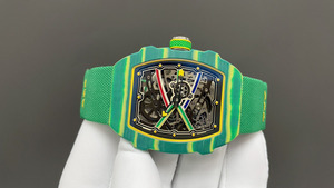 L'orologio personalizzato ha un spessore di soli 7,8 mm e un peso di soli 35 grammi. IT si sente estremamente leggero nelle mani. - Product Image 2