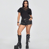 Shorts en jean noir délavé pour femme, style gothique, taille asymétrique, avec rivets, œillets, bords effilochés et déchirés