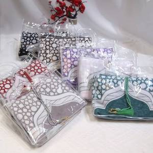 Alfombra de oración (Sejadah) de chenilla jacquard arqueada con logotipo personalizado, juego de 99 cuentas de oración de perlas artificiales con bolsa de almacenamiento transparente lavable, al por mayor. - Product Image 1