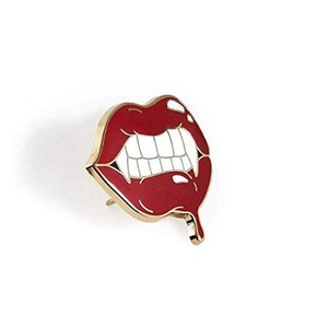Épinglette en émail personnalisée lèvres et <span class=keywords><strong>crocs</strong></span> de vampire rouges - Product Image 2