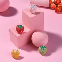 Vente en gros de perles en silicone en forme de fraise pour bébé chaîne de tétine créative en gomme fruit avec petit trou accessoires de décoration artisanale pour bricolage