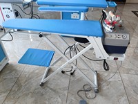 Table à repasser sous vide de haute qualité avec chauffage électrique et aspiration pour une finition parfaite des vêtements