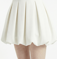 Robe mini élégante blanche à col halter, décolleté plongeant en V, sans manches, coupe trapèze, avec ourlet bouffant, idéale pour les cocktails et les fêtes nuptiales