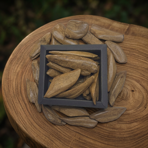 Sanai Baraq Merauke Glossy 38A, Madera de Oud con Acabado Lacado Oscuro, Aroma Sedoso y Reflectante para Conocedores de Fragancias, Primavera/Verano - Product Image 1