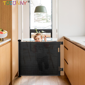 Barrière de sécurité pour bébé en maille robuste, design adapté aux bébés, rétractable, multifonctionnelle, pour porte et cuisine - Product Image 1
