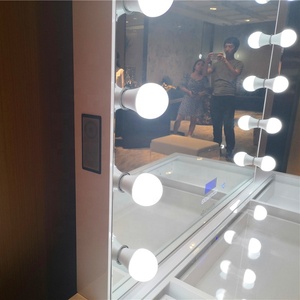 Miroir de Coiffeuse LED Moderne Docarelife avec Haut-parleurs Sans Fil et Éclairage, à Poser sur Table pour Chambre et Salon, 2 Prises et 2 Ports USB - Product Image 4