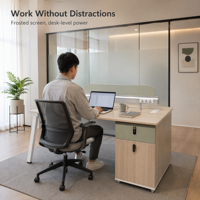 Poste de travail modulaire de direction en bois avec cloison d'intimité, écran de séparation, prise de courant et armoire de rangement sécurisée verrouillable