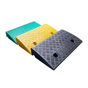Rampe de trottoir en plastique Angcheng, tapis de pente épaissi pour seuils de porte, escaliers, centres commerciaux, entrées d'écoles, vert, noir, jaune - Product Image 1