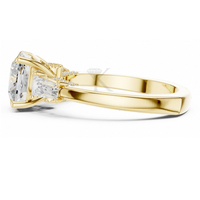 Anillo de compromiso de tres piedras con diamante cultivado en laboratorio con corte cojín, certificado IGI E VVS2, en oro macizo con diamantes de tallas baguette.
