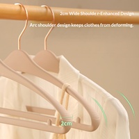 Nouvelle cintre moderne simple effet peau, à épaules larges, en PET, antidérapante et sans traces, pour suspendre les manteaux dans les boutiques de vêtements de luxe