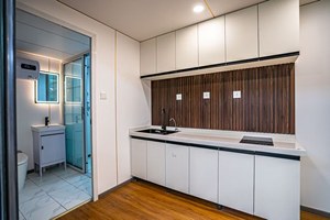 บ้านสำนักงานสำเร็จรูปเหล็กโครงสร้างโมดูลาร์ขนาด 40 ฟุต รุ่น M 20 สีขาวหรูหรา ใช้เป็นบ้านพักอาศัย โรงเรียน ห้องนั่งเล่น สำนักงาน อาคาร หรือวิลล่า - Product Image 2
