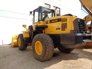 รถตักล้อยาง Komatsu WA320 คุณภาพสูง นำเข้าจากญี่ปุ่นแท้ พร้อมบุ้งกี๋ขนาด 1.1 เมตร มีสินค้าในสต็อกพร้อมขาย - Product Image 2