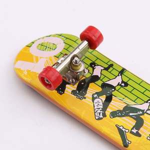Mini-skateboards personnalisés OEM en gros, fingerboards imprimés couleur, jouet classique avec trucks en alliage - Product Image 2