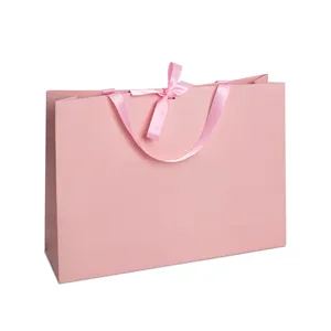 Sac d'emballage de shopping en carton blanc avec poignée en ruban de luxe personnalisé Sacs cadeaux en papier imprimé avec votre propre logo