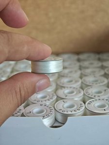 Bobines en polyester blanc de style 70D/2 \ "L \" de haute qualité pour Machines à coudre motif haute ténacité teint en gros - Product Image 6