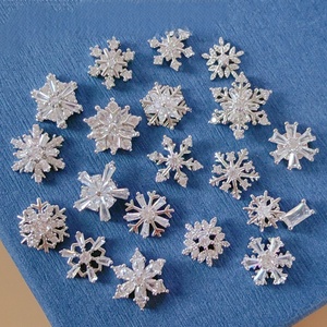 Accessoires pour ongles de Noël très demandés, décorations d'ongles en forme de flocon de neige serties de diamants, vente en gros spéciale DIY pour la beauté - Product Image 4