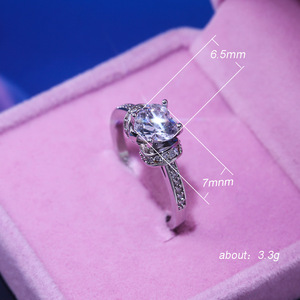 Elegante Anello di Fidanzamento Classico da Donna per Matrimoni, Feste e Anniversari, Accessorio Moda per Mani - Product Image 4
