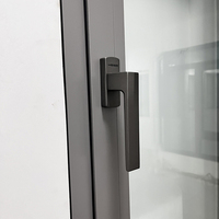 UK Pas24 Marco de aluminio negro personalizado Doble acristalamiento Ventanas resistentes a impactos Diseño moderno Puertas de cortina colgantes