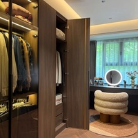 Le dressing en U avec coiffeuse et miroir pleine longueur, personnalisable en taille et en style.