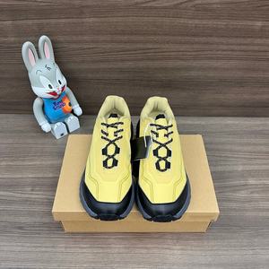 Sneakers rétro pour hommes de créateur, respirantes, à bout fermé, décontractées, blanches et grises, avec empeigne en filet, imperméables, pour l'extérieur - Product Image 2