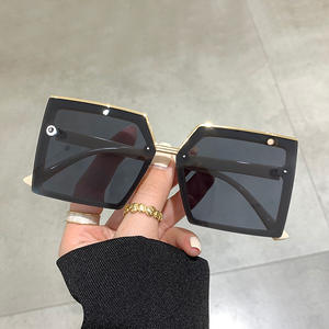 Gafas de Sol Hexagonales para Mujer Qianai, Lentes de PC con Protección UV400, Montura Gris Translúcida, Estilo Irregular Marrón, Gafas de Sol Modernas 2023 - Product Image 1