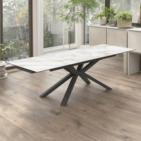 Ensemble de tables à manger extensibles en céramique marbrée Inol de 12 mm avec 12 places, fabriquées avec des pieds en métal et un plateau en pierre frittée