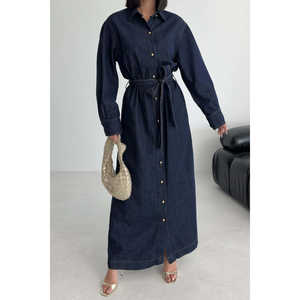 Vestido camisero clásico de mezclilla largo con botones al frente y cintura con lazo en azul marino - Product Image 3