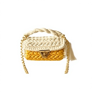 Bolso de Mano Cuadrado de Crochet con Correa de Cadena y Borlas, Estilo Bohemio, Bolso de Mujer con Acabado Artesanal en Ratán para Escapadas Costeras de Lujo - Product Image 1