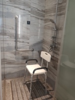 Chaise de douche en promotion avec dossier et accoudoirs amovibles, supporte 300 LBS, chaise de bain antidérapante pour personnes à mobilité réduite