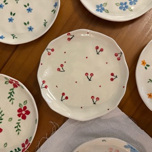 Vente en gros d'assiettes en céramique irrégulières moulées à la main, assiettes à dessert, assiettes à salade et assiettes à dîner - Product Image 3