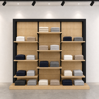 Étagère murale en bois à 3 colonnes décalées, sur mesure, pour la présentation de vêtements pliés en magasin, usage commercial
