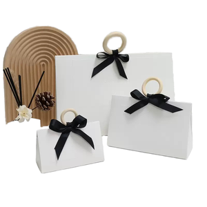 Sac cadeau en papier blanc personnalisé avec anse en bois, ruban noir et nœud, sac fourre-tout de luxe gaufré pour mariage, anniversaire ou fête - Product Image 1