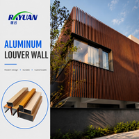 Écran de façade vertical modulaire en aluminium à l'aspect bois moderne et à faible entretien pour immeuble résidentiel de grande hauteur et villa